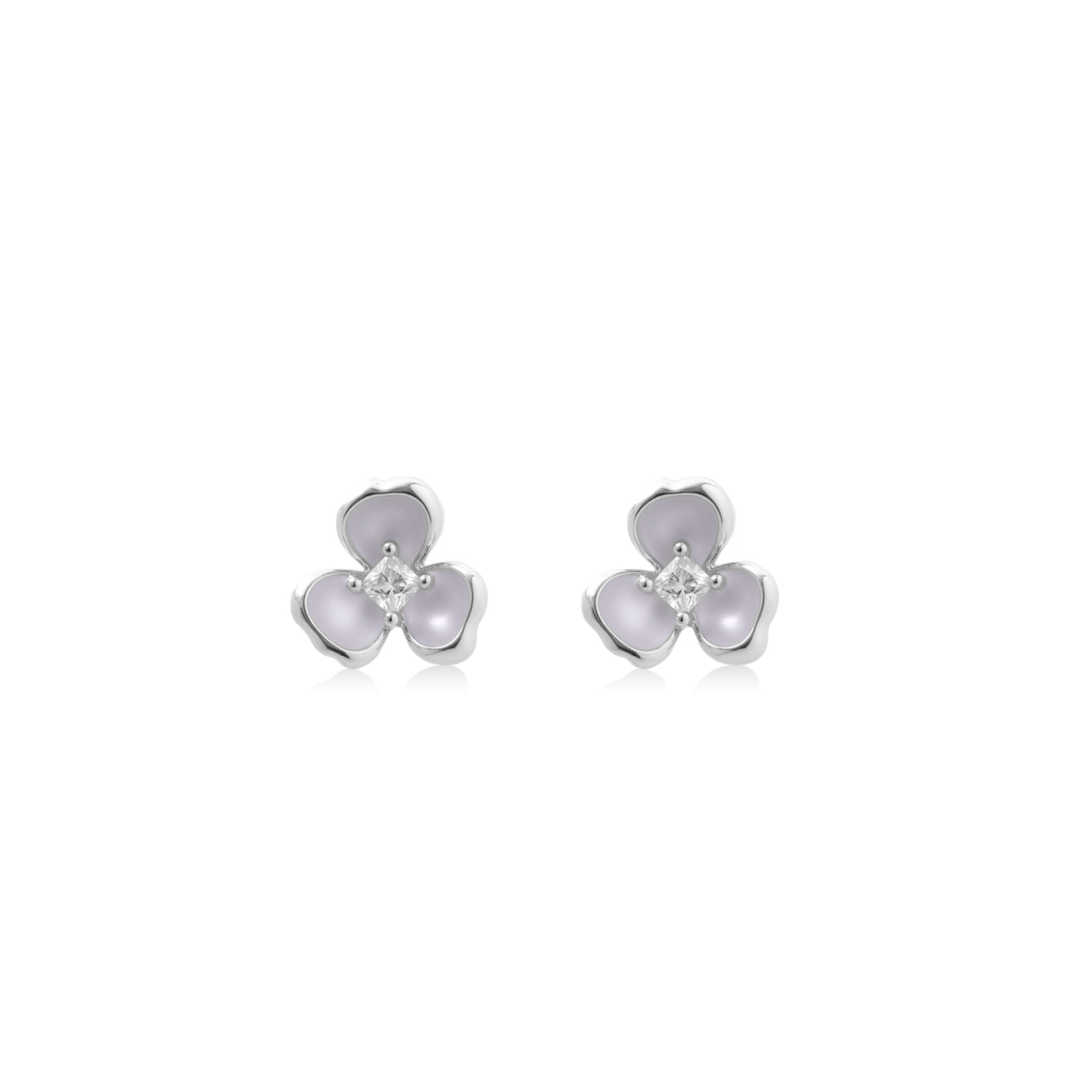 Fine jewellery, silver jewellery, hypoallergenic, tarnish-free, close-up front view of a Pair of silver ear studs shaped like flower on a white background